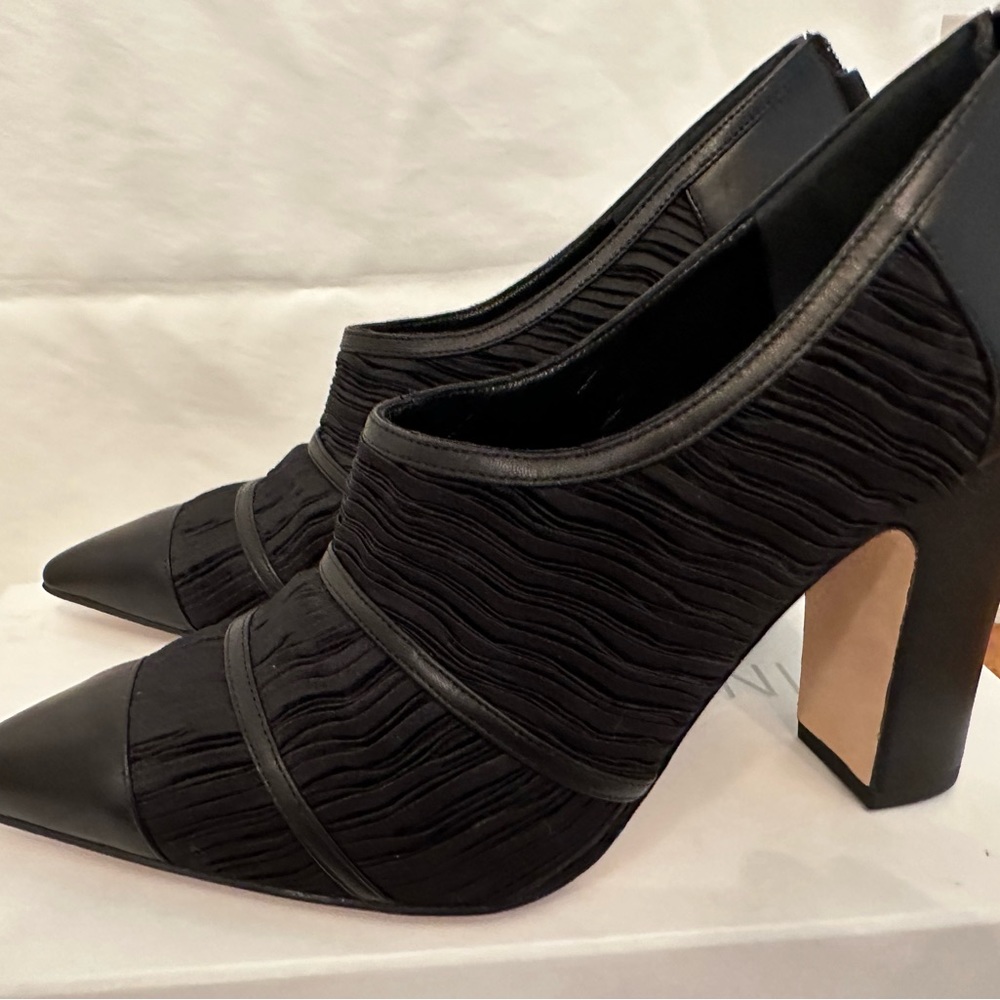 New Manolo Blahnik heeled booties size 37